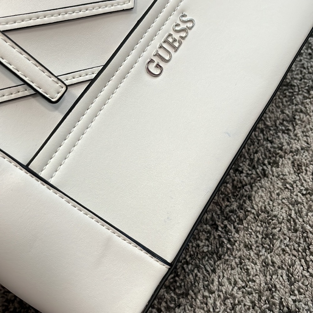 White Guess purse - Picture 3 of 4